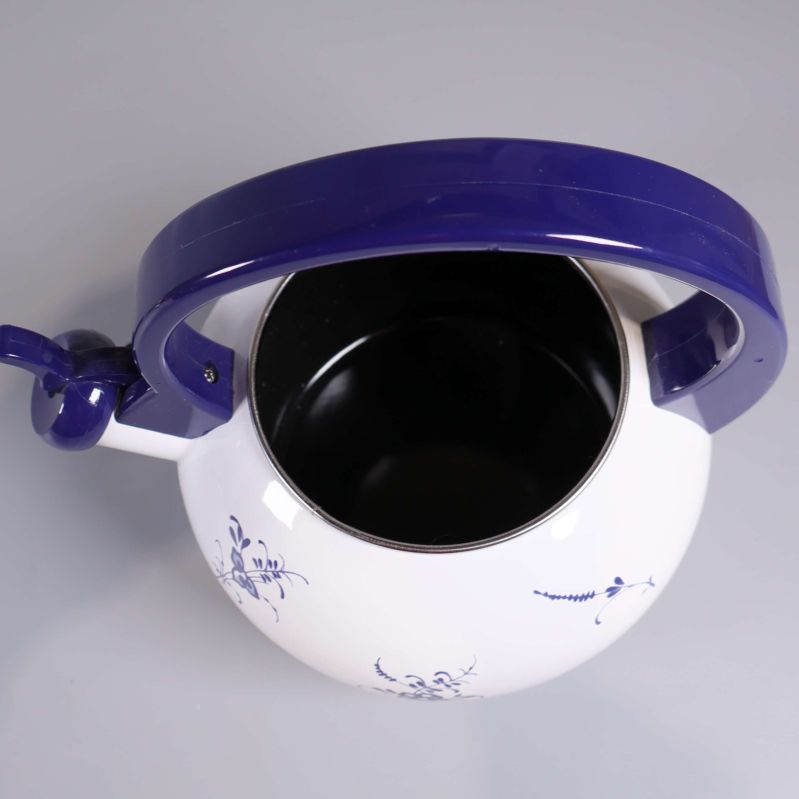 Sikt uppifrån på tekannans öppning och handtag