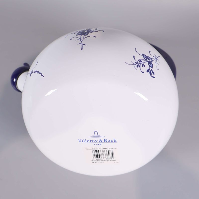 Undersidan på tekanna med Villeroy & Boch-logga