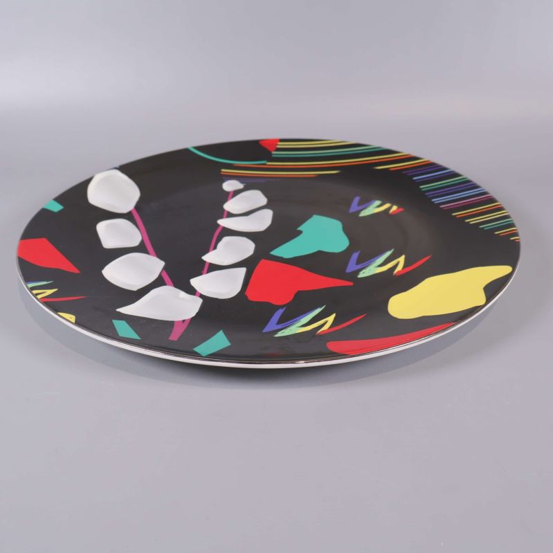 Närbild på stor rund tallrik med abstrakt mönster