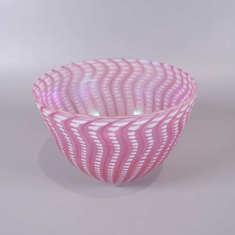 Rosa och vit glasskål med böljande mönster