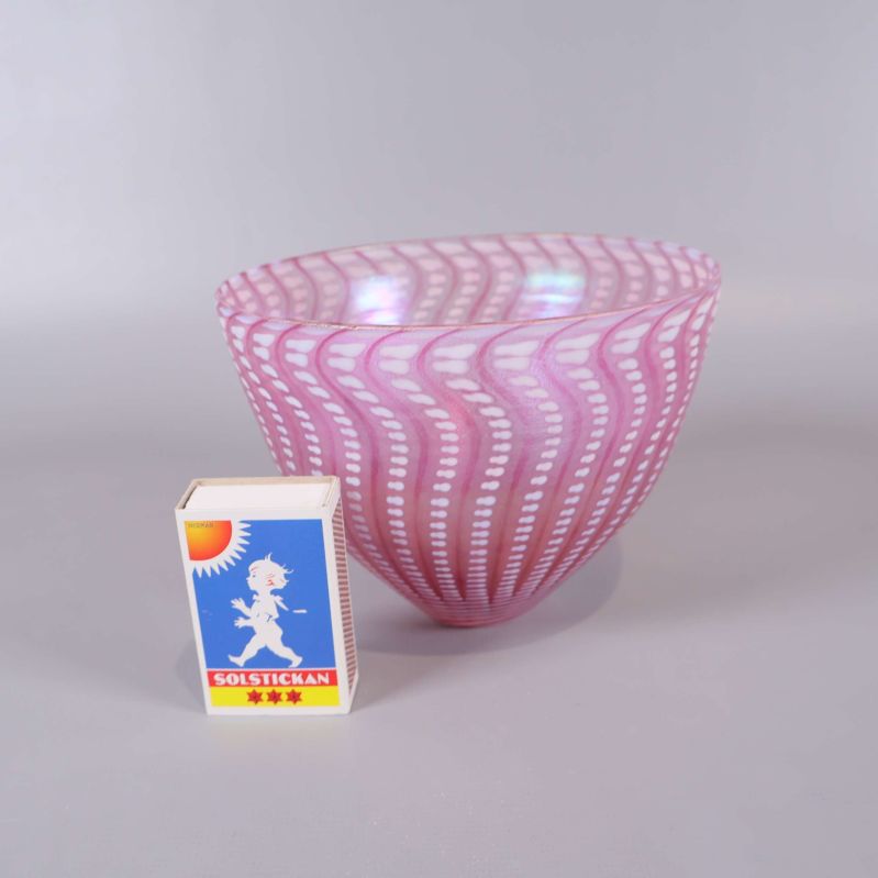 Glasskål jämte ett Solstickan tändsticksask för storleksreferens