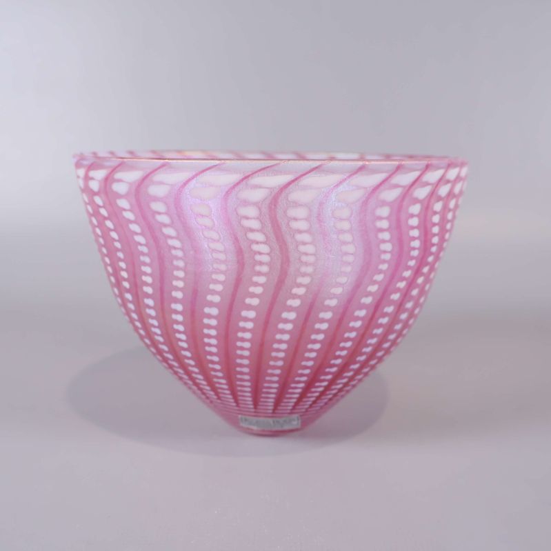 Glasskål från sidan med djup form och synlig etikett