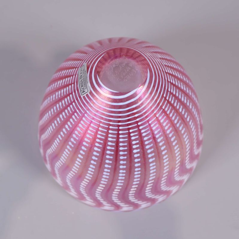 Glasskålens botten med täta vågmönster