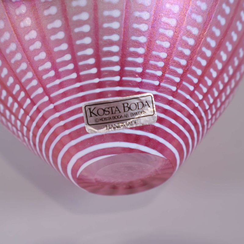 Kosta Boda etikett på glasskålens utsida