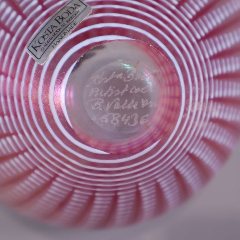 Närbild på glasskålens signerade botten