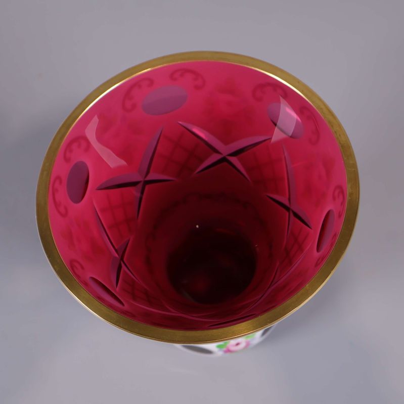 Skål sedd uppifrån med stark rosa innerfärg