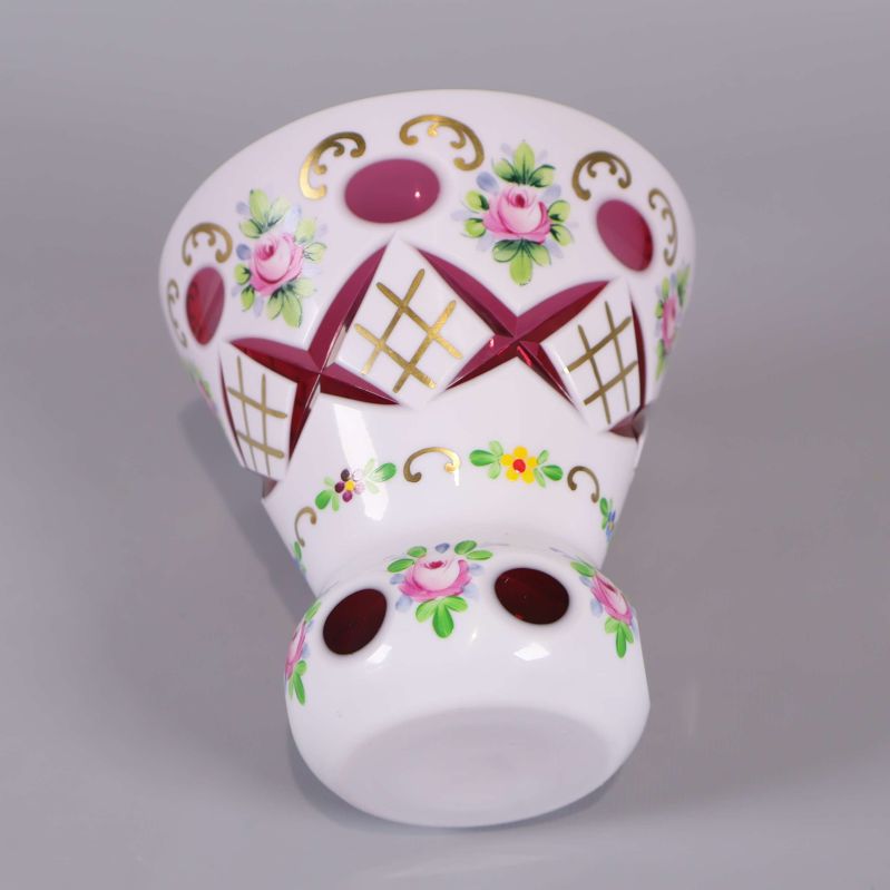 Vas liggande, visar botten med blommor och cirklar