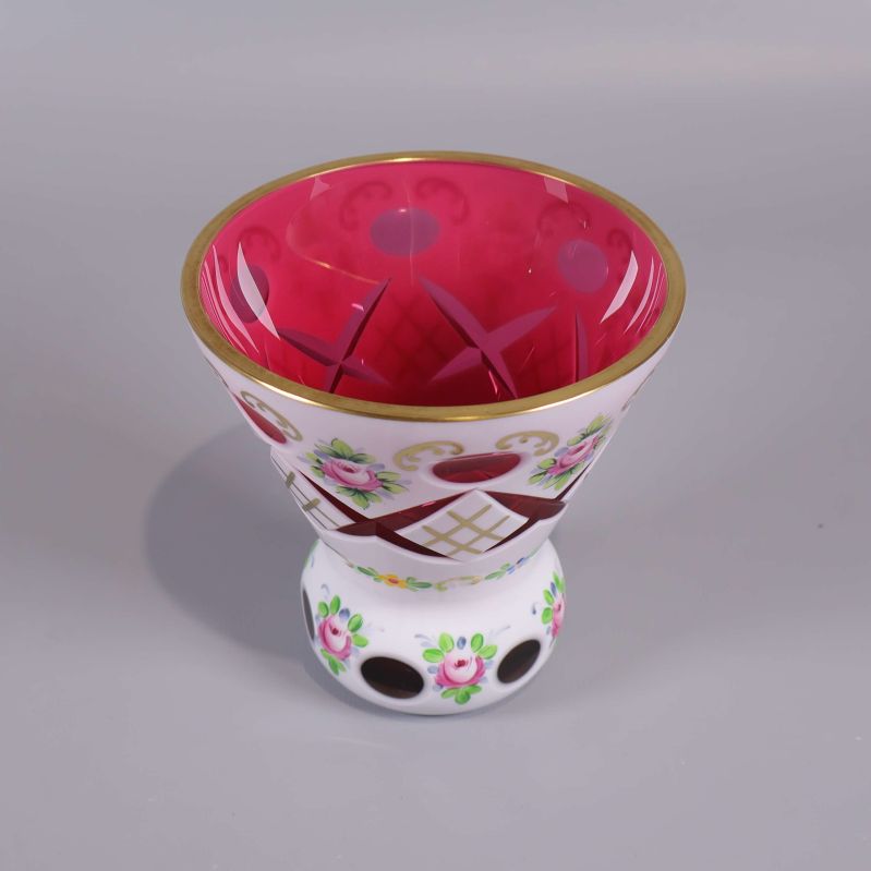 Vas fotograferad snett ovanifrån mot grå bakgrund