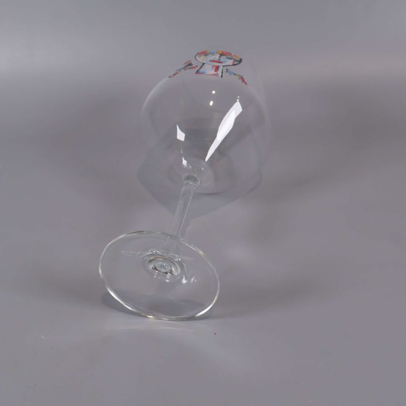 Vinglas liggande på sidan med synlig fot