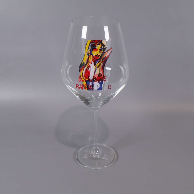 Vinglas med färgglatt motiv framtill på glaset