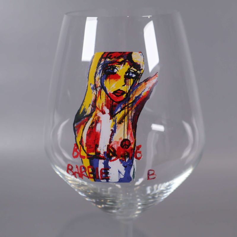 Närbild på färgglatt konstmotiv med texten Bleeding Barbie