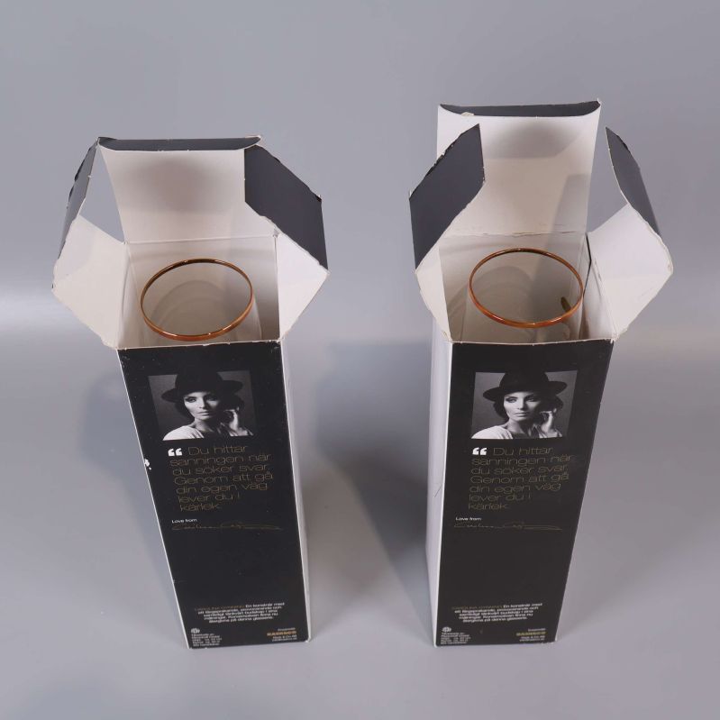 Två champagneglas ovanifrån i öppna kartonger