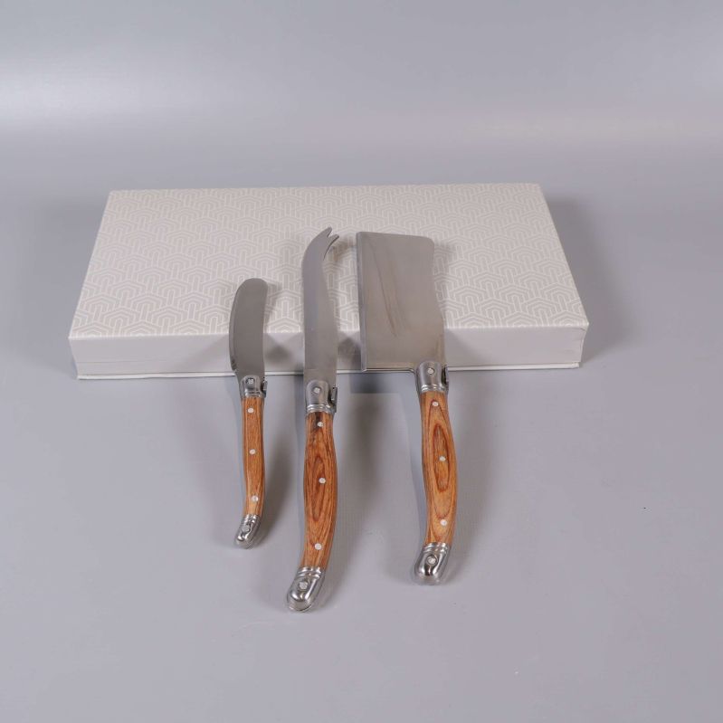 Ostknivset med trähandtag framför vit låda