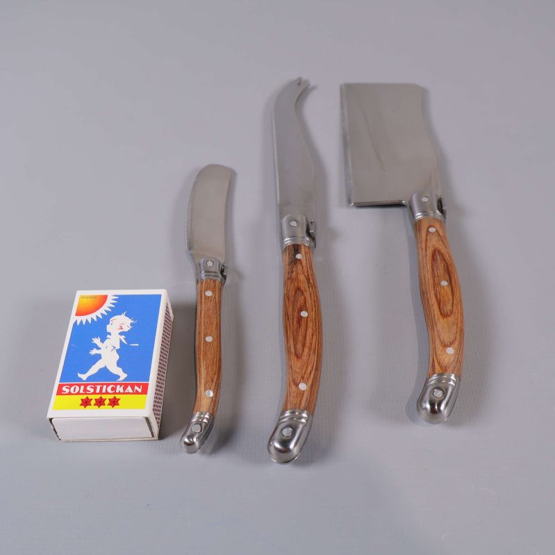 Tre ostknivar jämte tändsticksask, olika storlekar