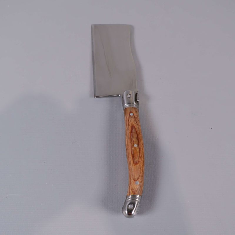 Största ostkniven med trähandtag ligger för sig själv