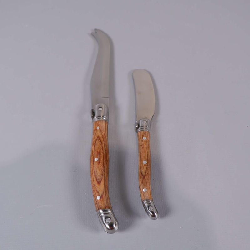 Två mindre ostknivar med trähandtag liggande sida vid sida