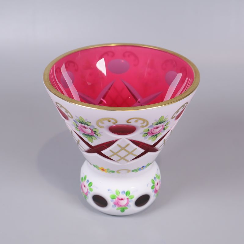 Konisk vas i glas med vit och rosa dekor samt blommotiv