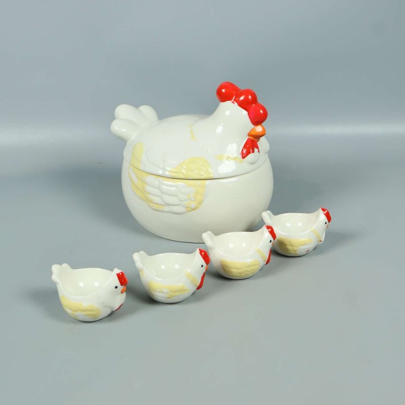 Keramikburk och fyra små skålar i hönsdesign sedd från sidan