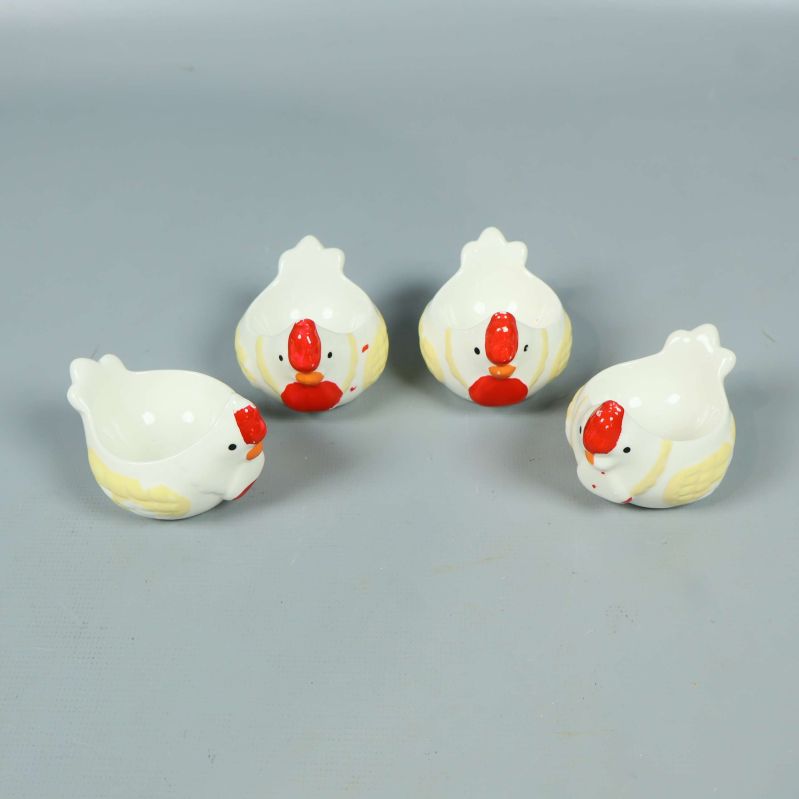 Fyra små hönsformade keramikskålar samlade