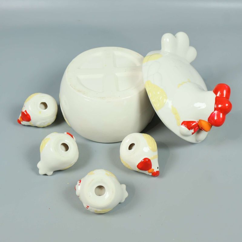 Burk och skålar vända upp och ned, undersida synlig