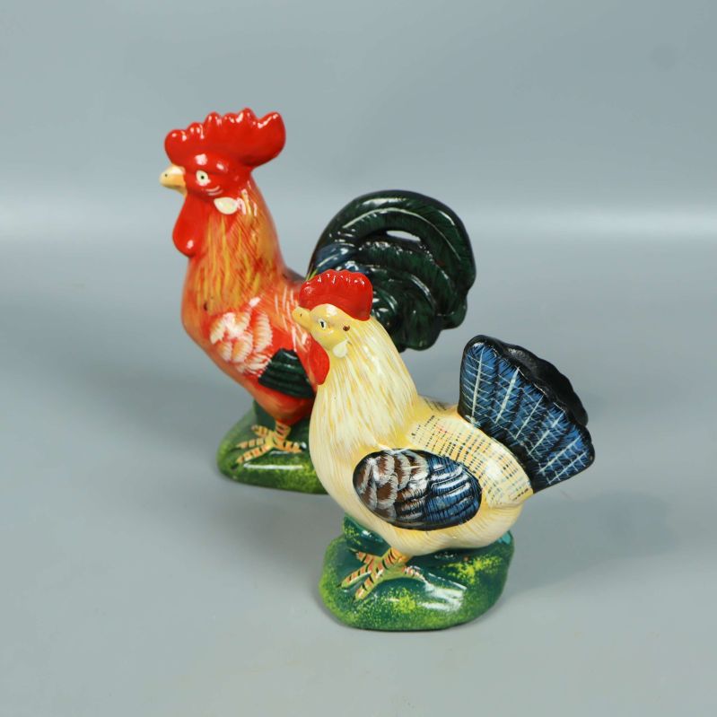 Keramik figurer från sned vinkel med glansig yta