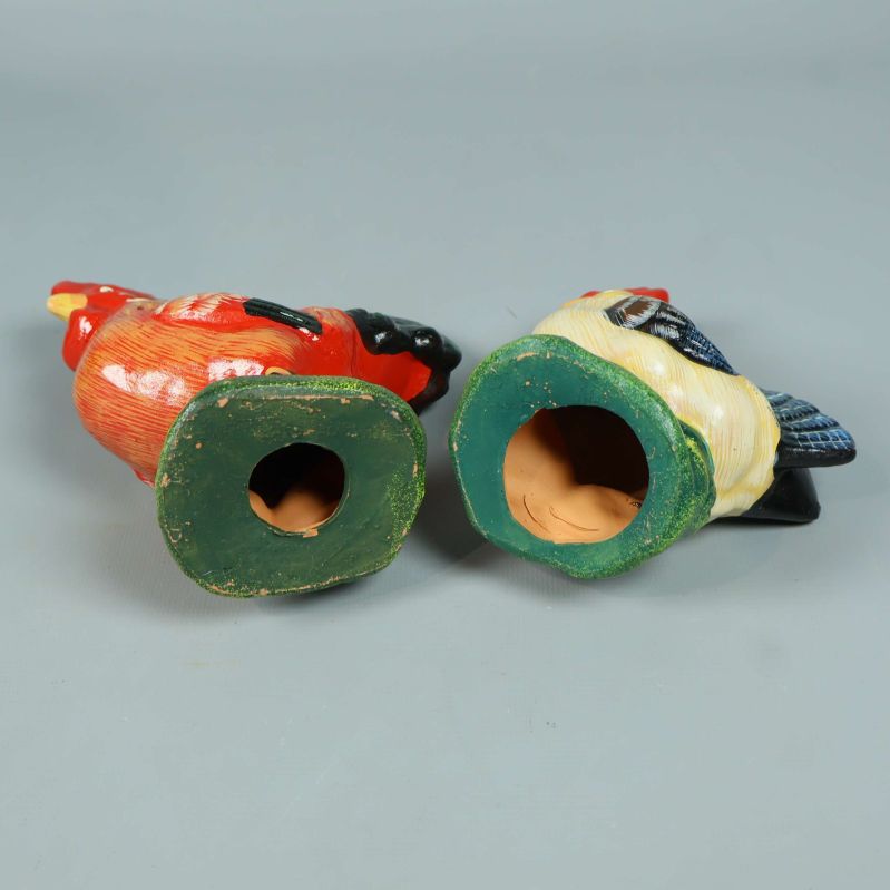 Keramik figurens undersidor syns med öppningar