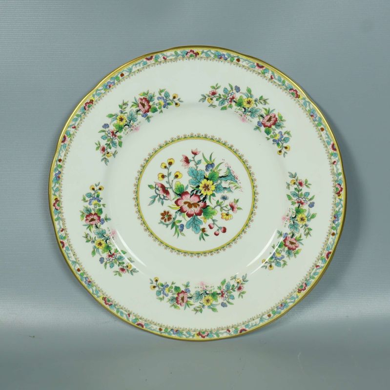 Tallrik ovanifrån med färgglatt blommönster och kanten synlig