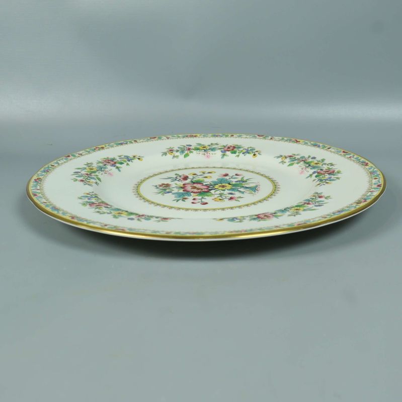 Tallrik från sidan som visar formen och guldkanten