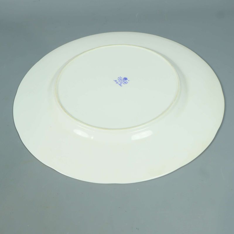 Baksidan av tallrik i ljust porslin utan dekoration