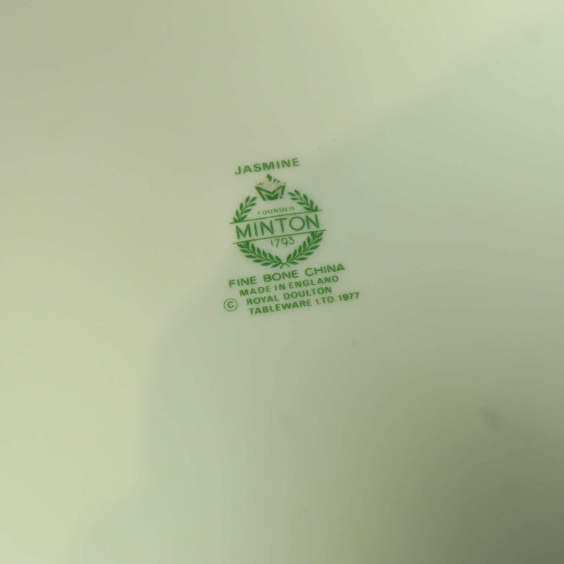 Närbild på grön Minton-stämpel och text på baksidan