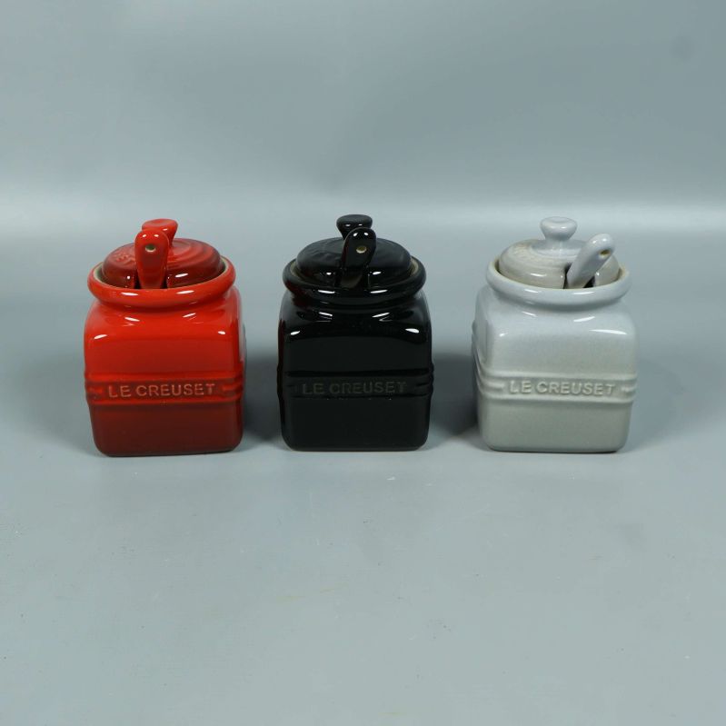 Röd, svart och grå kryddburk i rad