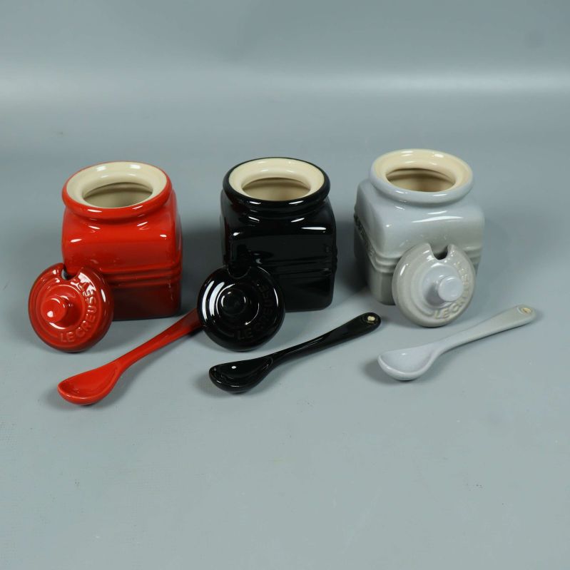 Kryddburkar öppna med skedar och lock bredvid