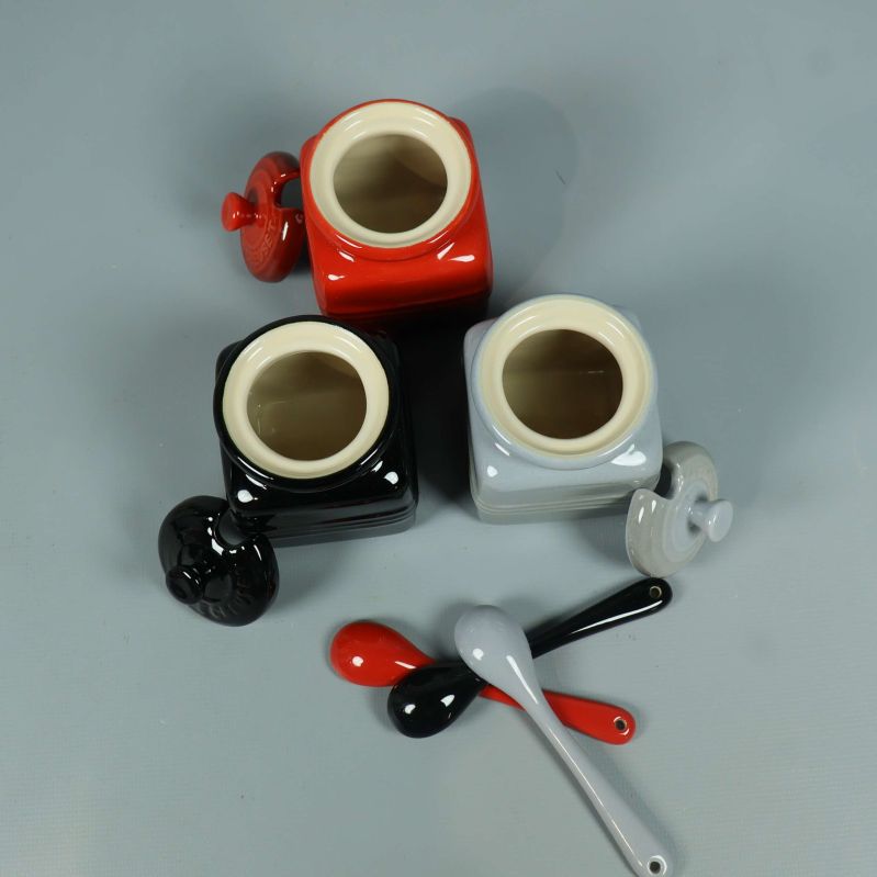 Kryddburkar och skedar uppifrån