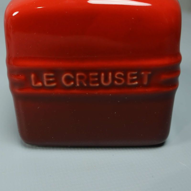 Närbild på röd Le Creuset kryddburk