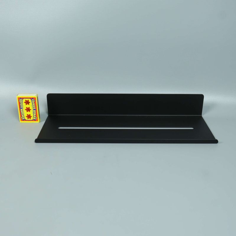 Svart metallhylla med tändsticksask som storleksjämförelse