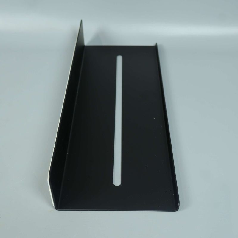 Närbild på ovansidan av svart hyllplan med slits