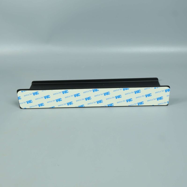 Undersidan av svart hylla med självhäftande tejp