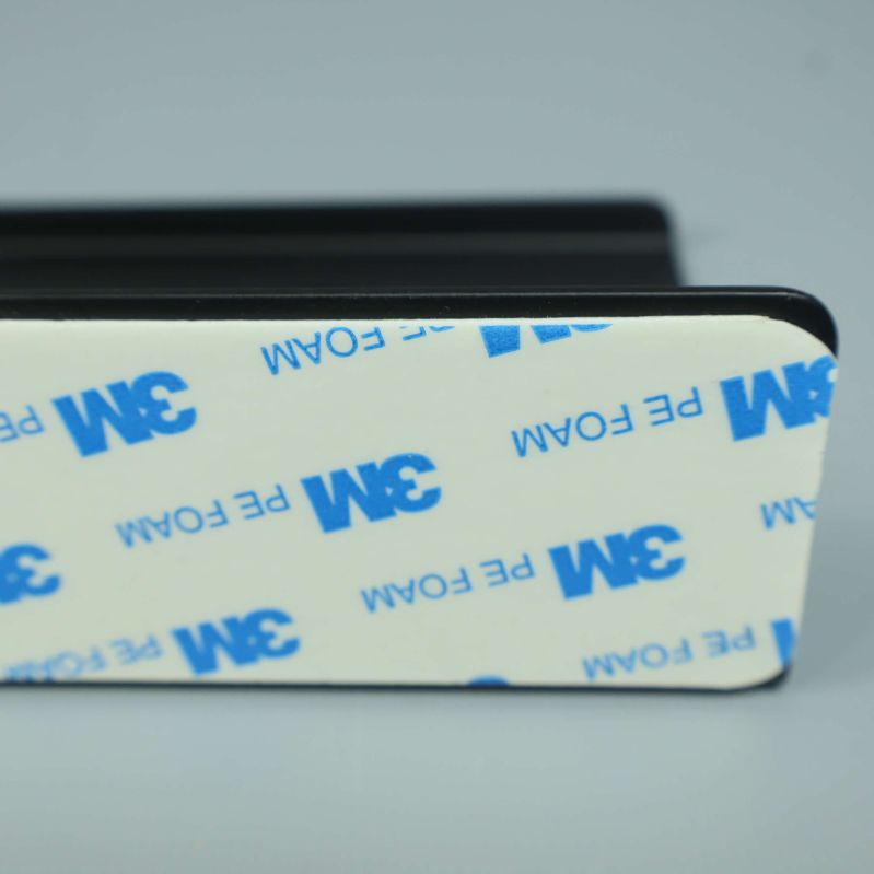 Närbild på självhäftande tejp från 3M på hyllans undersida