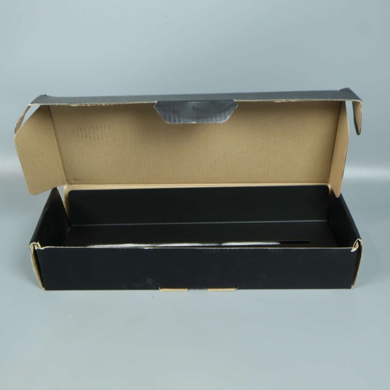 Öppen kartong med hyllan inuti visad ovanifrån