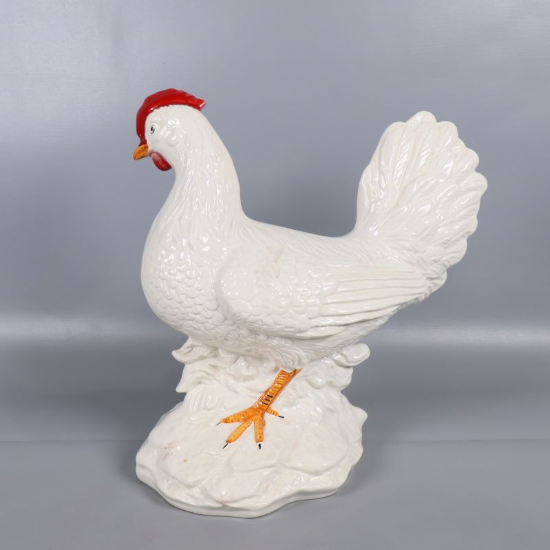 Keramisk kyckling figur sedd från andra sidan