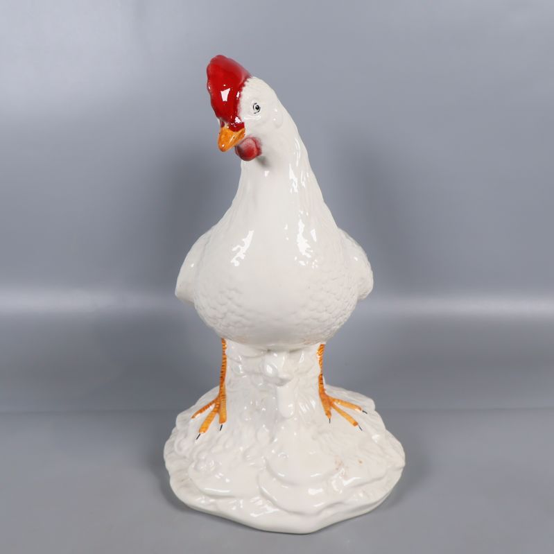 Framifrån vy av vit keramisk kyckling