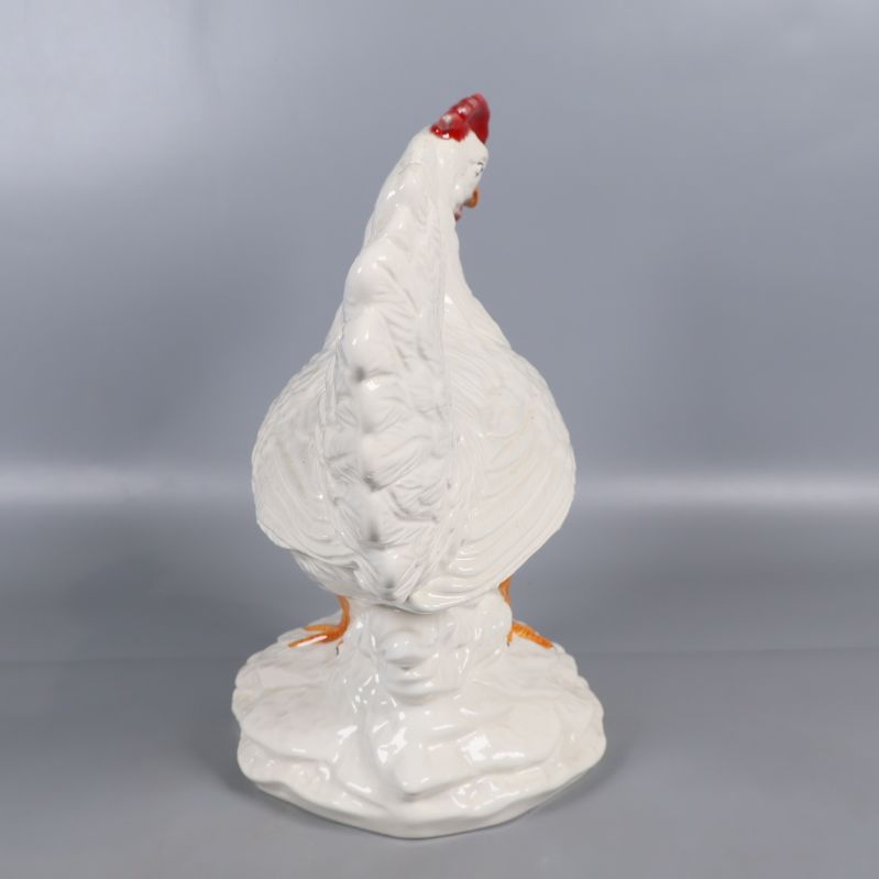 Baksida av keramisk kyckling med upphöjd svans