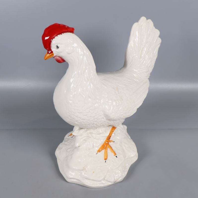 Vit keramisk kyckling visad snett framifrån