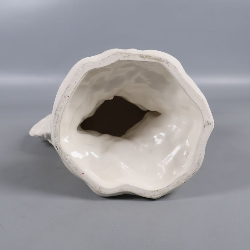 Undersidan av tom keramisk kycklingfigur