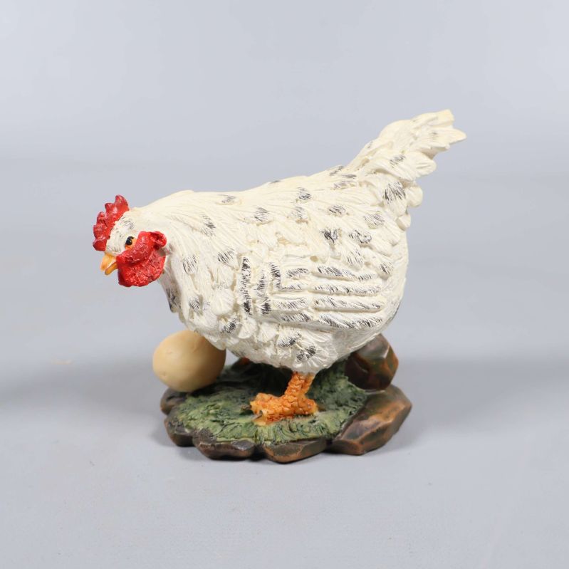 Höndekoration i ljusa färger stående på gräs