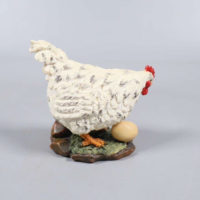 Höndekoration sedd från sidan med synligt ägg
