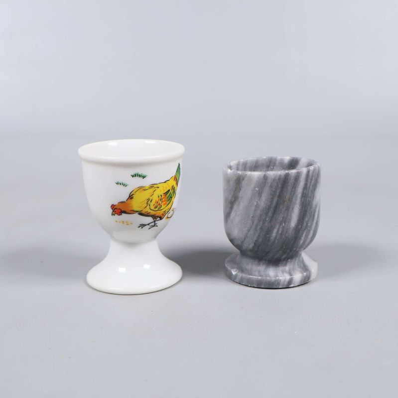 Äggkoppar från framsidan, kycklingmotiv och marmorering synligt