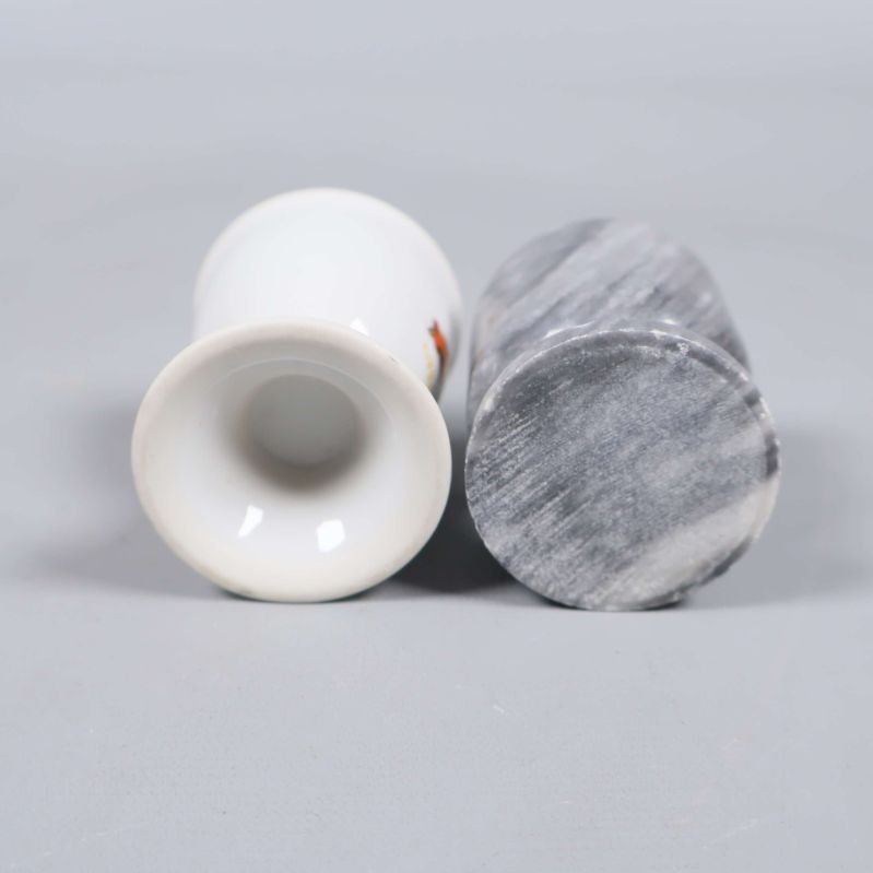 Äggkoppar stående upp och ned, botten syns