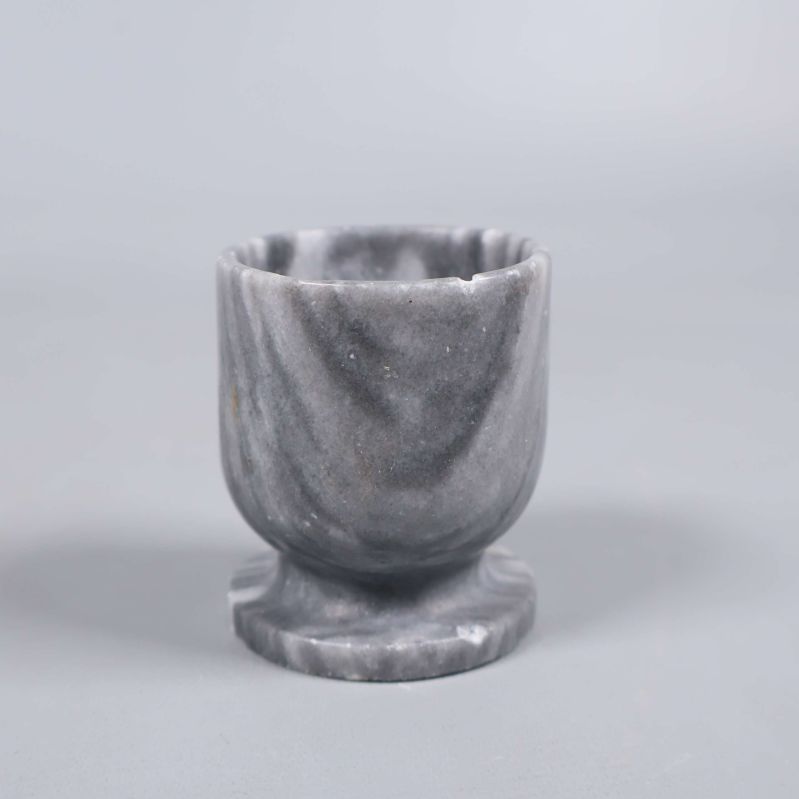 Närbild på grå marmorerad äggkopp