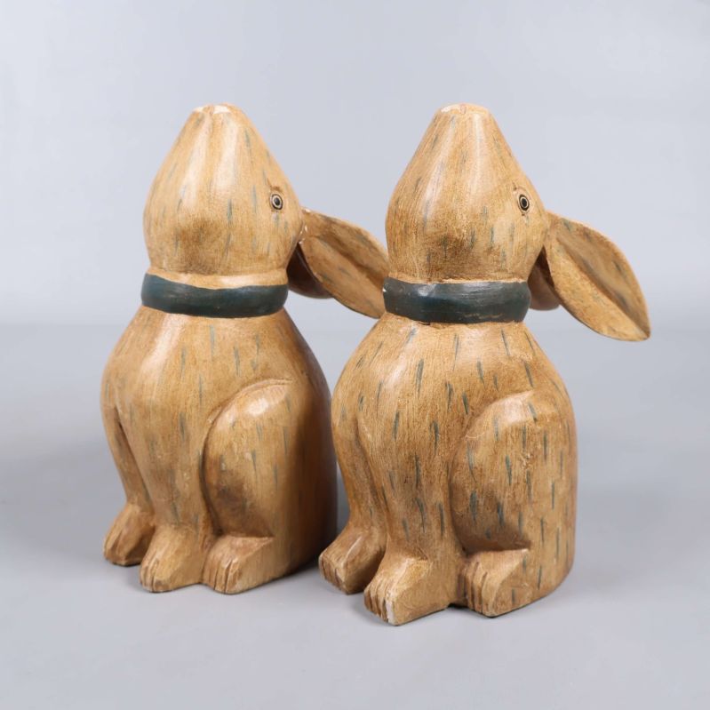 Framifrån syns två gipskaniner med mörka halsband